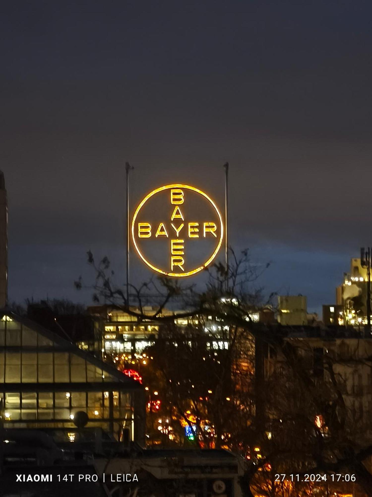 Im Herzen Von Wiesdorf- Blick Auf Das Bayer-Kreuz -Appartement Mit 2 Schlafzimmern-Fuer 3 Personen -Zentral Gelegen - Friedrich Ebert Platz 5A , 4Te Etage - Dachterrasse Und Sauna - Kaution Pflicht - Leverkusen Bagian luar foto