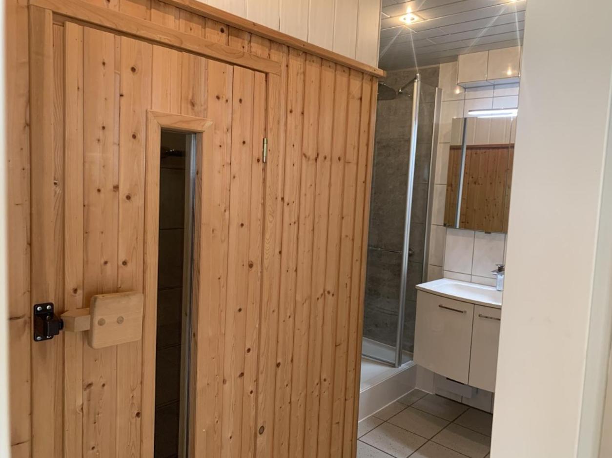 Im Herzen Von Wiesdorf- Blick Auf Das Bayer-Kreuz -Appartement Mit 2 Schlafzimmern-Fuer 3 Personen -Zentral Gelegen - Friedrich Ebert Platz 5A , 4Te Etage - Dachterrasse Und Sauna - Kaution Pflicht - Leverkusen Bagian luar foto