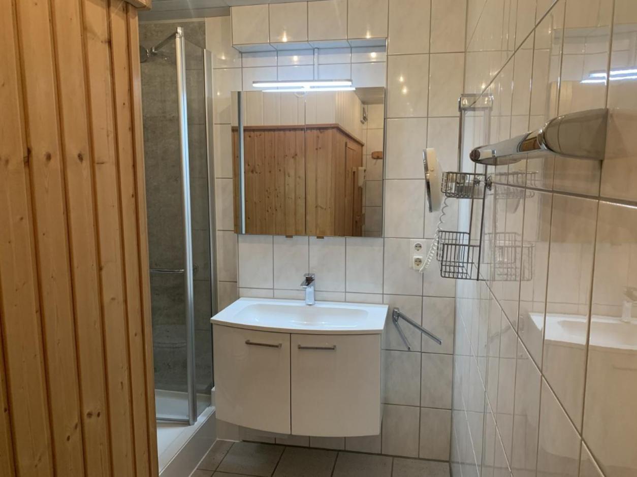 Im Herzen Von Wiesdorf- Blick Auf Das Bayer-Kreuz -Appartement Mit 2 Schlafzimmern-Fuer 3 Personen -Zentral Gelegen - Friedrich Ebert Platz 5A , 4Te Etage - Dachterrasse Und Sauna - Kaution Pflicht - Leverkusen Bagian luar foto