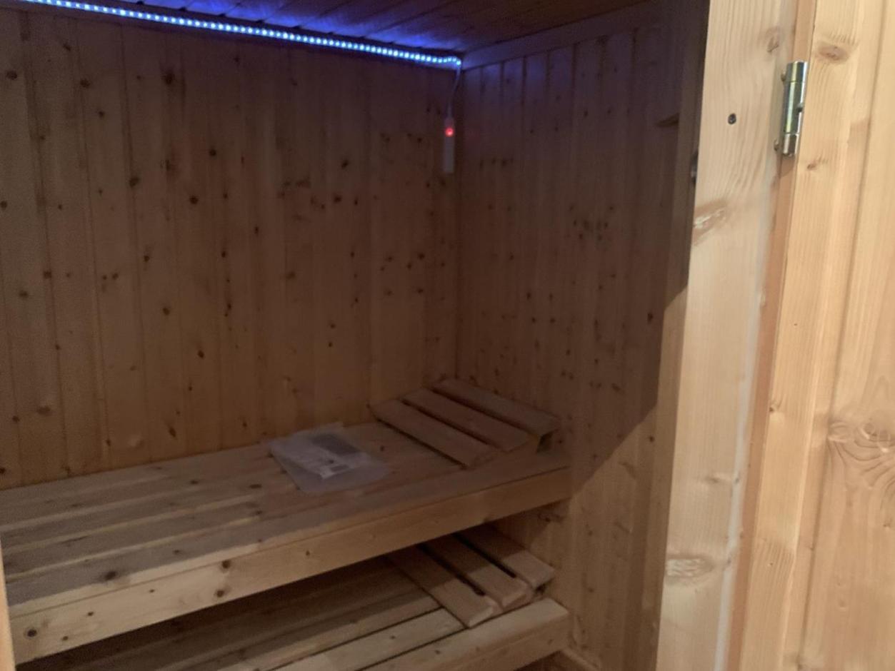Im Herzen Von Wiesdorf- Blick Auf Das Bayer-Kreuz -Appartement Mit 2 Schlafzimmern-Fuer 3 Personen -Zentral Gelegen - Friedrich Ebert Platz 5A , 4Te Etage - Dachterrasse Und Sauna - Kaution Pflicht - Leverkusen Bagian luar foto
