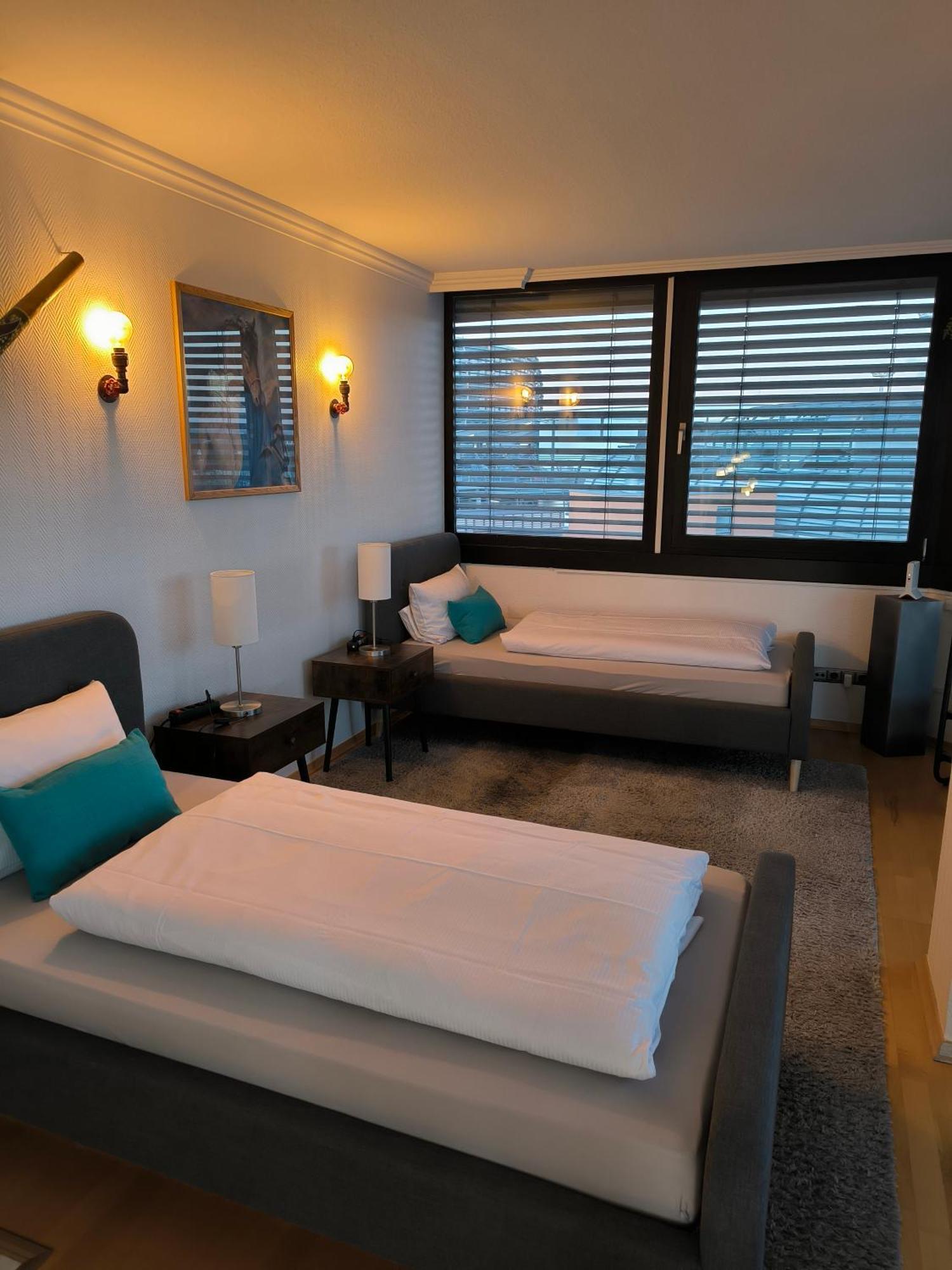 Im Herzen Von Wiesdorf- Blick Auf Das Bayer-Kreuz -Appartement Mit 2 Schlafzimmern-Fuer 3 Personen -Zentral Gelegen - Friedrich Ebert Platz 5A , 4Te Etage - Dachterrasse Und Sauna - Kaution Pflicht - Leverkusen Bagian luar foto