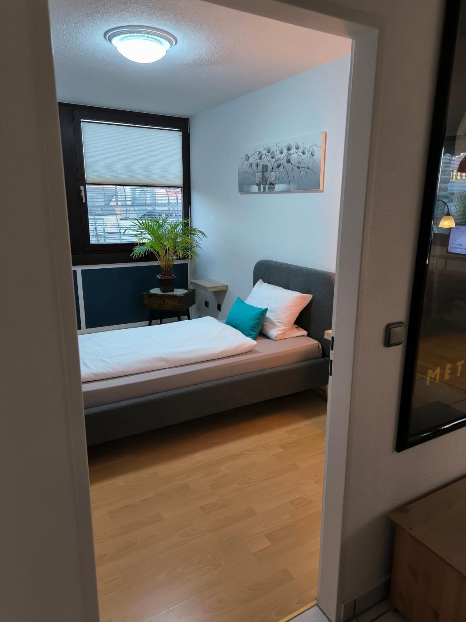 Im Herzen Von Wiesdorf- Blick Auf Das Bayer-Kreuz -Appartement Mit 2 Schlafzimmern-Fuer 3 Personen -Zentral Gelegen - Friedrich Ebert Platz 5A , 4Te Etage - Dachterrasse Und Sauna - Kaution Pflicht - Leverkusen Bagian luar foto