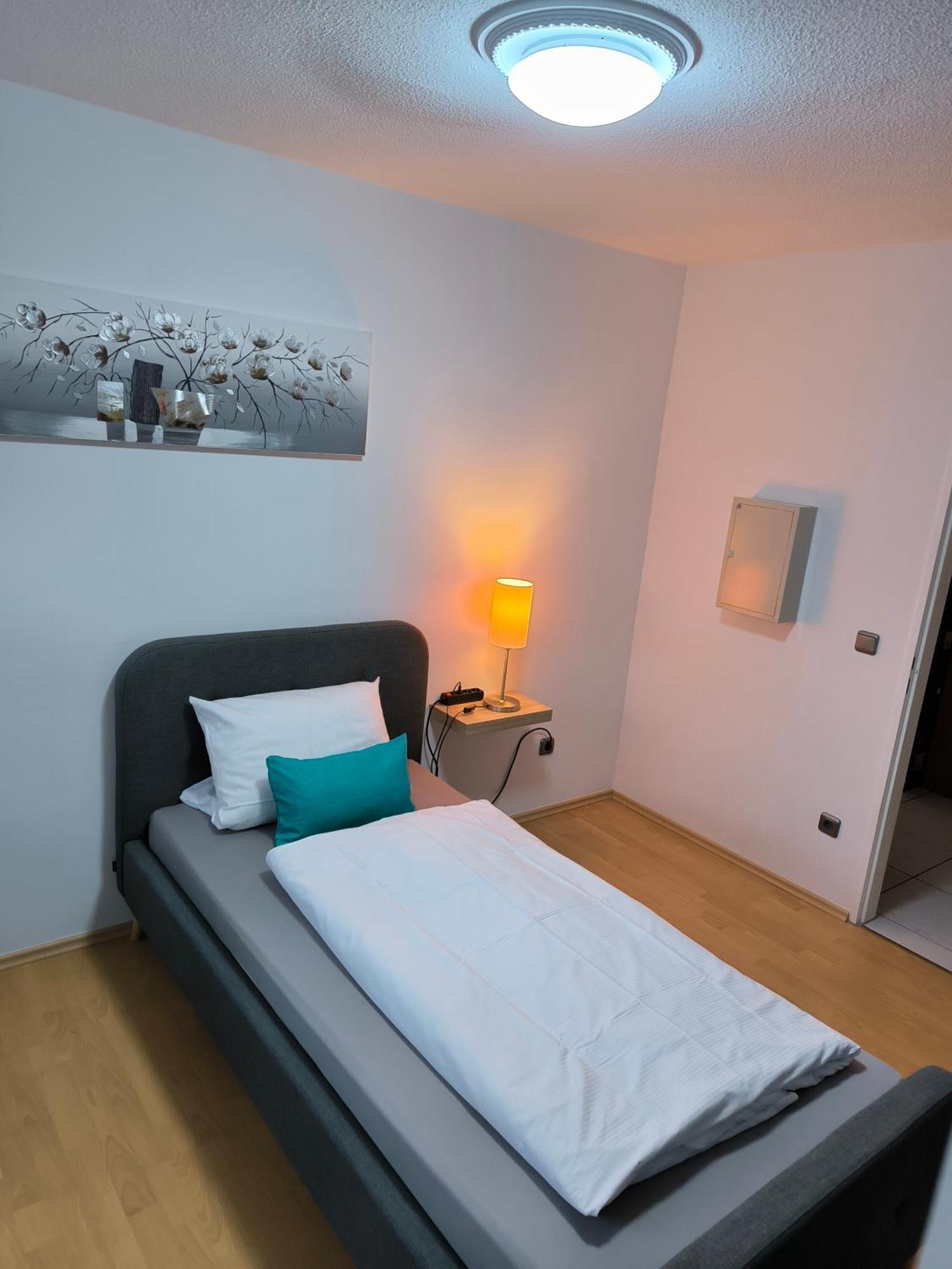 Im Herzen Von Wiesdorf- Blick Auf Das Bayer-Kreuz -Appartement Mit 2 Schlafzimmern-Fuer 3 Personen -Zentral Gelegen - Friedrich Ebert Platz 5A , 4Te Etage - Dachterrasse Und Sauna - Kaution Pflicht - Leverkusen Bagian luar foto