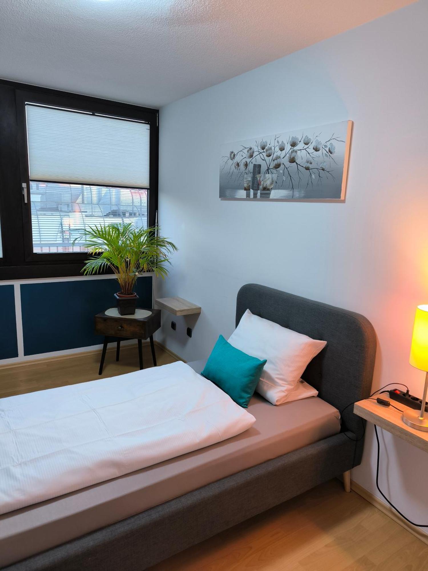 Im Herzen Von Wiesdorf- Blick Auf Das Bayer-Kreuz -Appartement Mit 2 Schlafzimmern-Fuer 3 Personen -Zentral Gelegen - Friedrich Ebert Platz 5A , 4Te Etage - Dachterrasse Und Sauna - Kaution Pflicht - Leverkusen Bagian luar foto