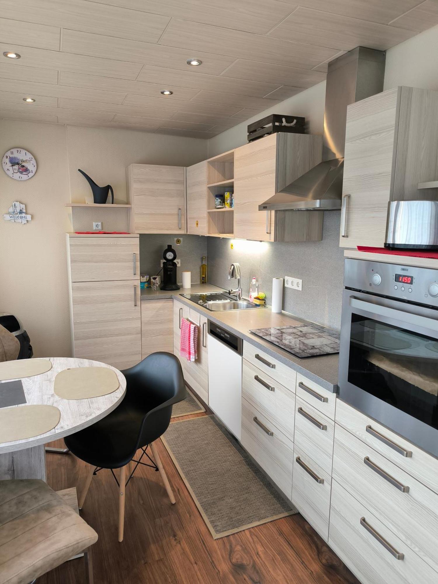 Im Herzen Von Wiesdorf- Blick Auf Das Bayer-Kreuz -Appartement Mit 2 Schlafzimmern-Fuer 3 Personen -Zentral Gelegen - Friedrich Ebert Platz 5A , 4Te Etage - Dachterrasse Und Sauna - Kaution Pflicht - Leverkusen Bagian luar foto