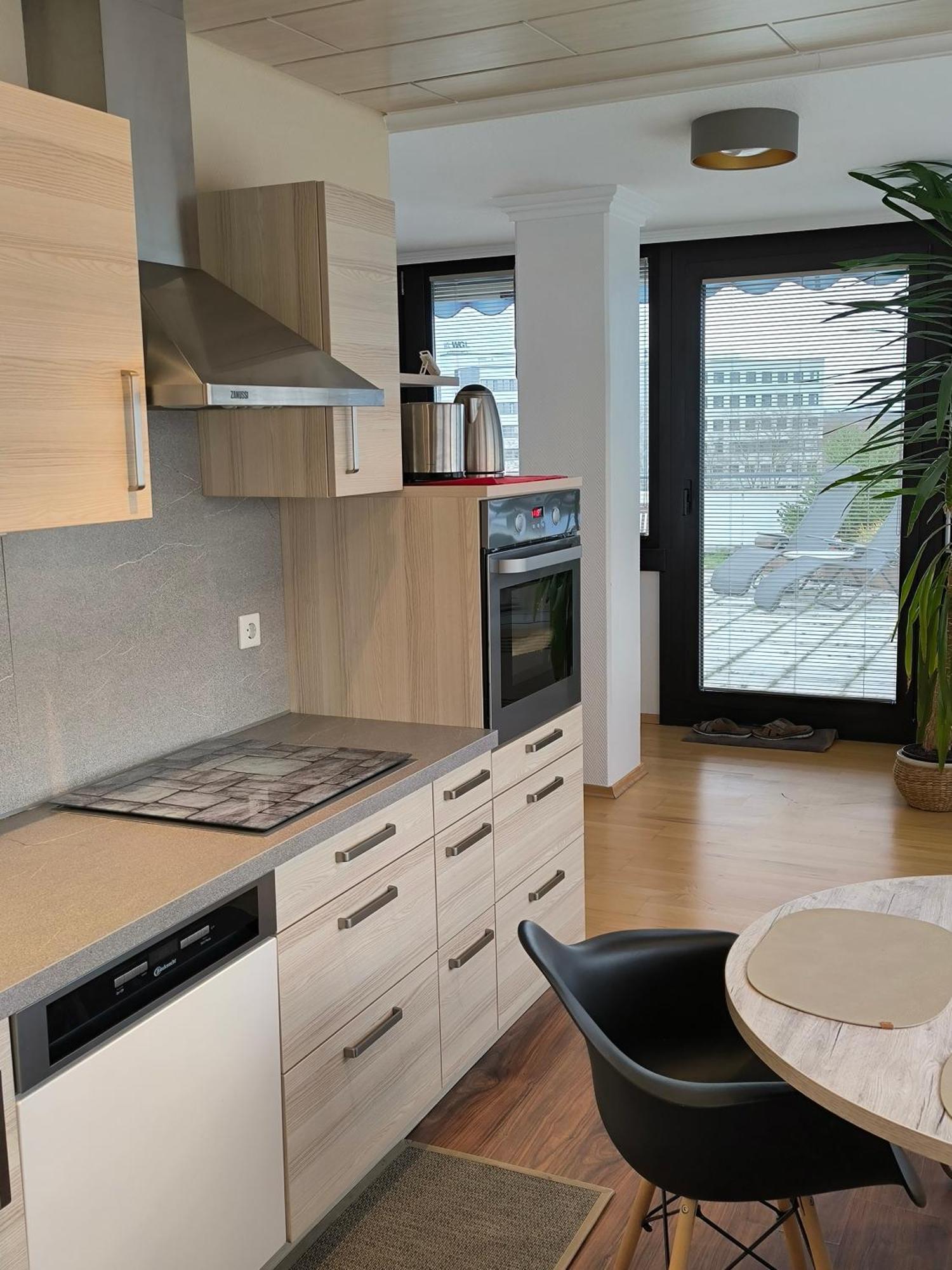 Im Herzen Von Wiesdorf- Blick Auf Das Bayer-Kreuz -Appartement Mit 2 Schlafzimmern-Fuer 3 Personen -Zentral Gelegen - Friedrich Ebert Platz 5A , 4Te Etage - Dachterrasse Und Sauna - Kaution Pflicht - Leverkusen Bagian luar foto